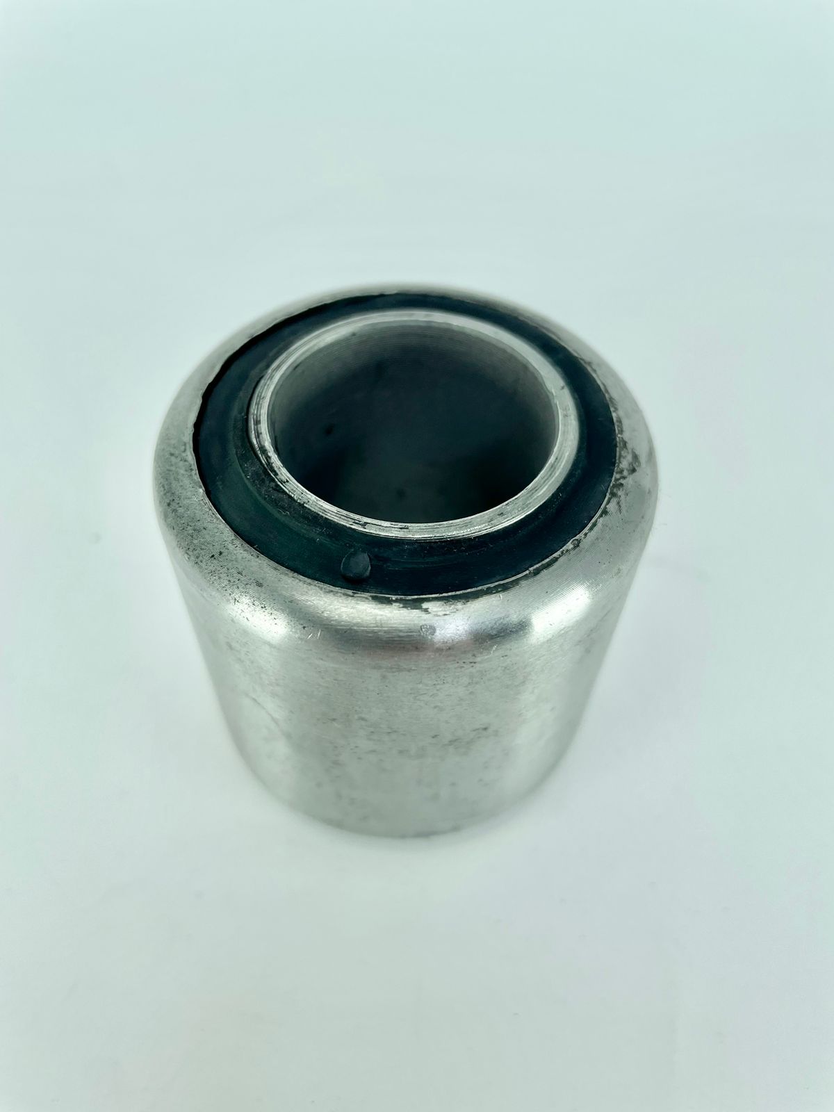 Z513: BUCHA DA PENEIRA DE METAL NEW HOLLAND: 442446 / 5090 / 84459072 / NHTC57 / TC59